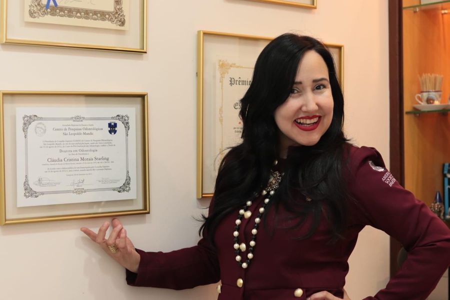 Dra. Cláudia Starling ao lado do seu diploma de doutorado em Odontologia