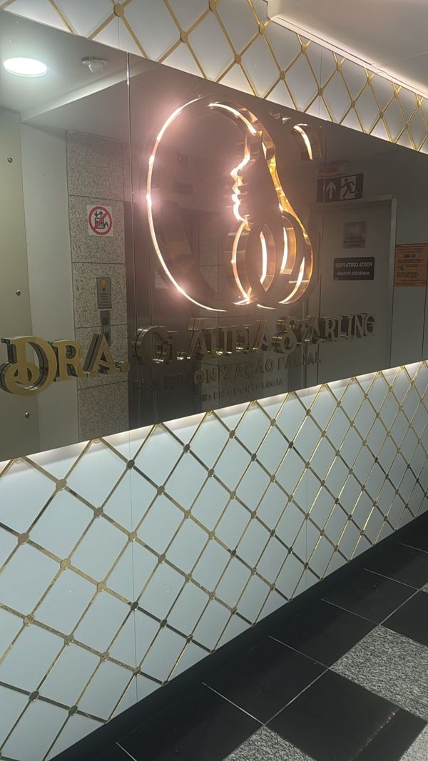 Recepção da clínica com o logotipo iluminado